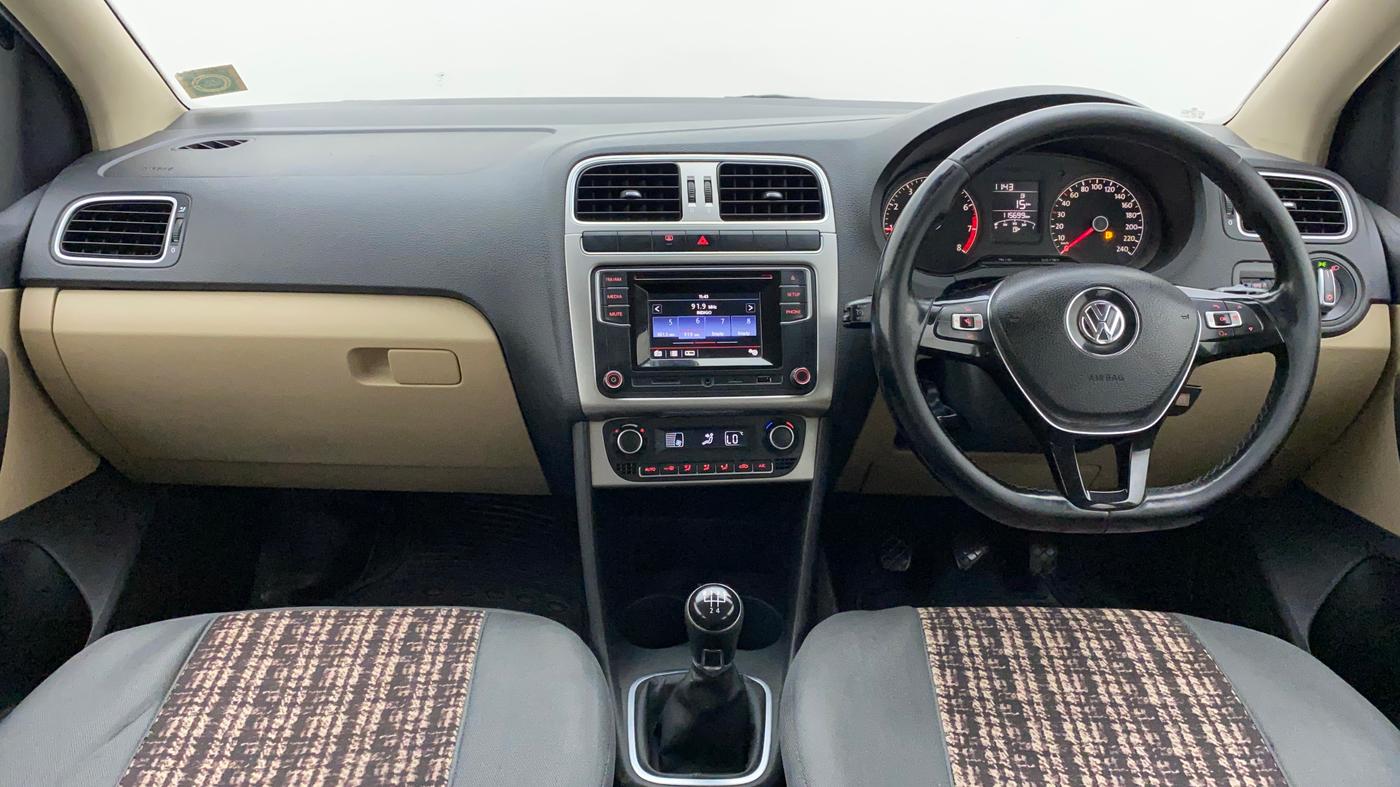 2016 Volkswagen Polo HIGHLINE1.2L, Petrol, Manual, 1,15,699 km, Dashboard