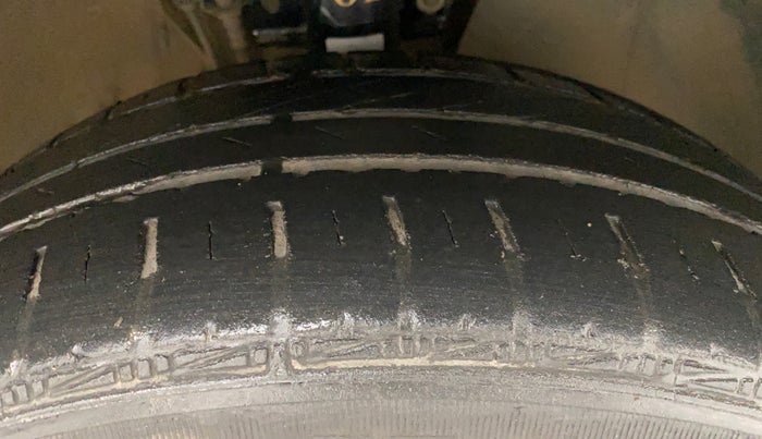 2016 Volkswagen Polo HIGHLINE1.2L, Petrol, Manual, 1,15,699 km, Right Front Tyre Tread