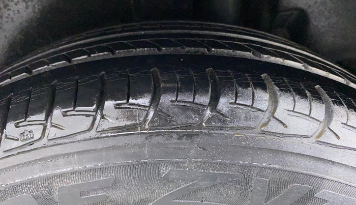2012 Maruti Ertiga LXI, CNG, Manual, 82,416 km, Left Rear Tyre Tread