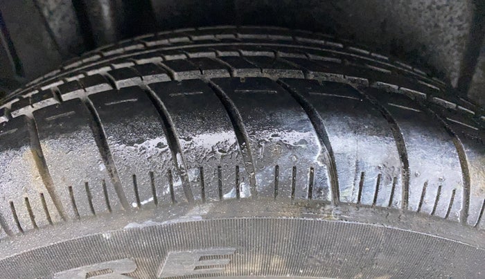 2012 Maruti Ertiga LXI, CNG, Manual, 82,416 km, Right Rear Tyre Tread