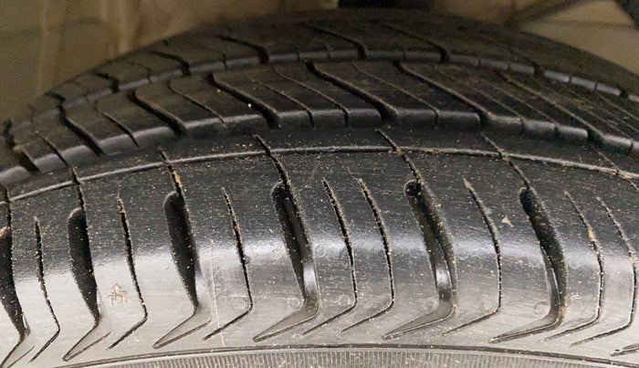 2022 Maruti Dzire ZXI CNG, CNG, Manual, 6,505 km, Right Front Tyre Tread
