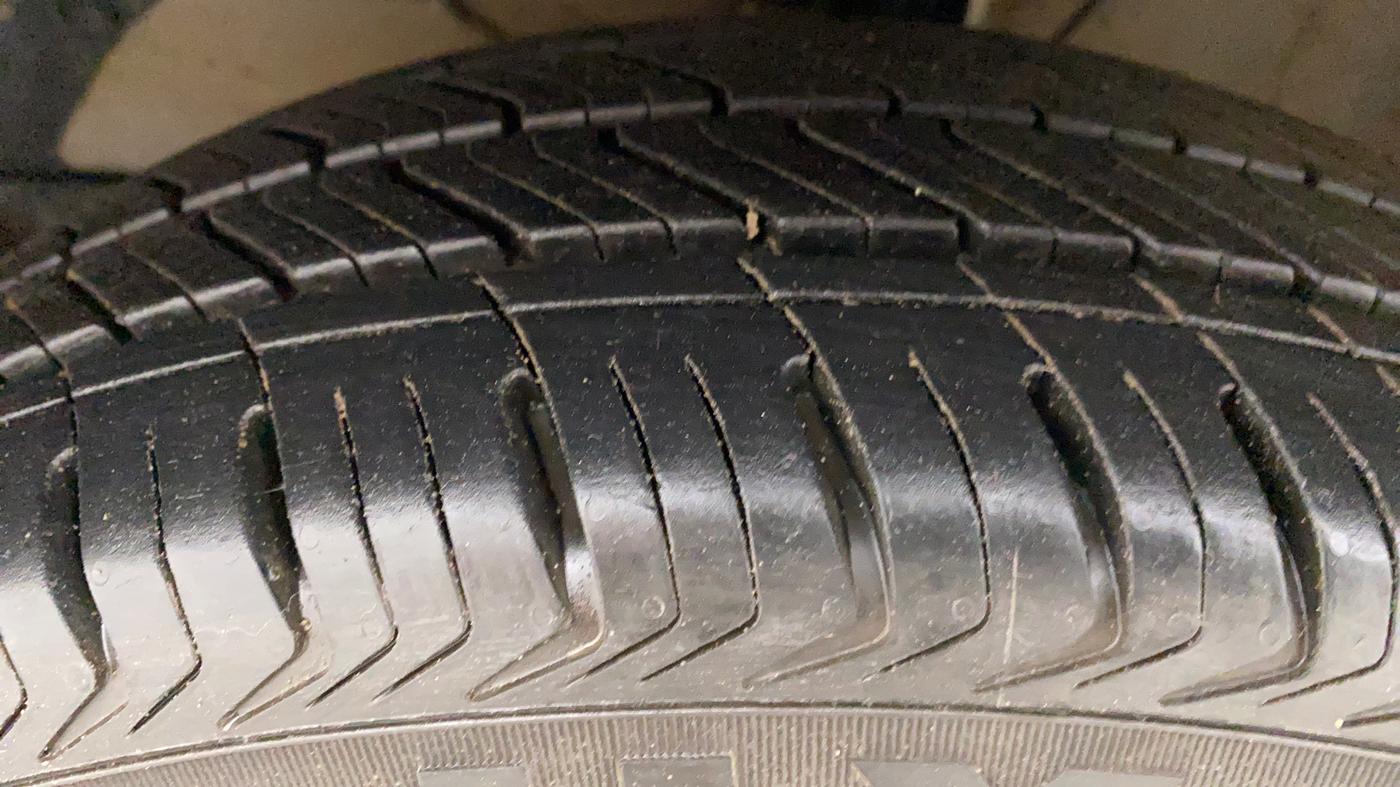 2022 Maruti Dzire ZXI CNG, CNG, Manual, 6,505 km, Left Front Tyre Tread