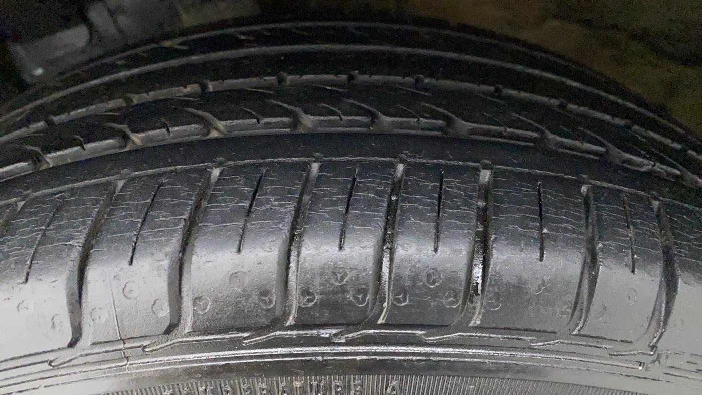 2017 Hyundai Elite i20 ASTA 1.2, Petrol, Manual, 30,311 km, Right Front Tyre Tread