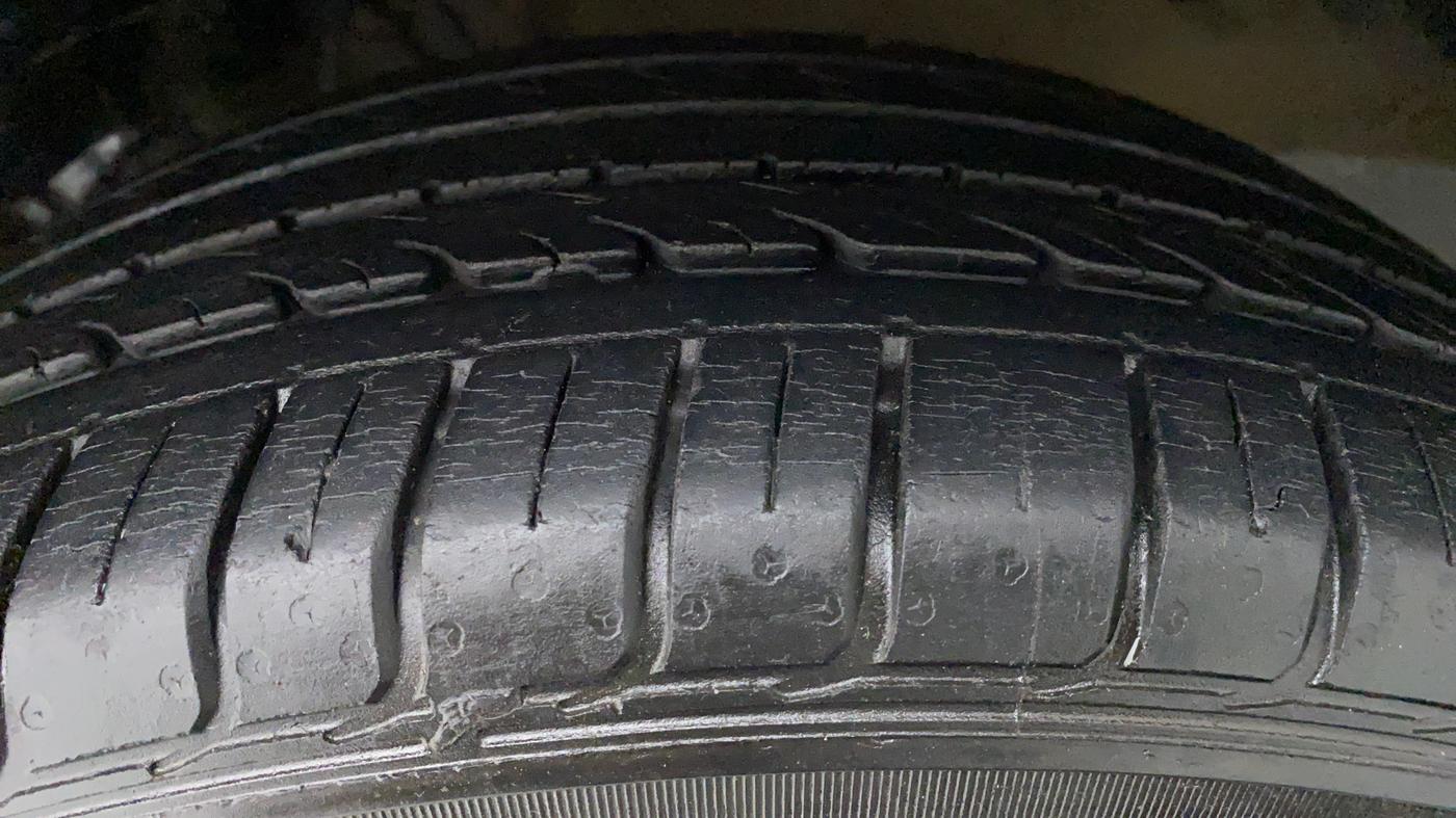 2017 Hyundai Elite i20 ASTA 1.2, Petrol, Manual, 30,311 km, Left Front Tyre Tread