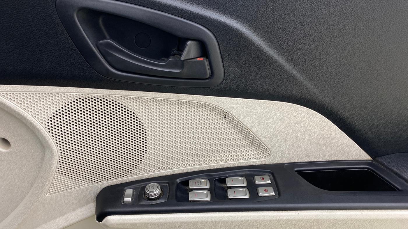 2023 Mahindra XUV300 W6 1.5 Diesel, Diesel, Manual, 68,187 km, Driver Side Door Panels Control