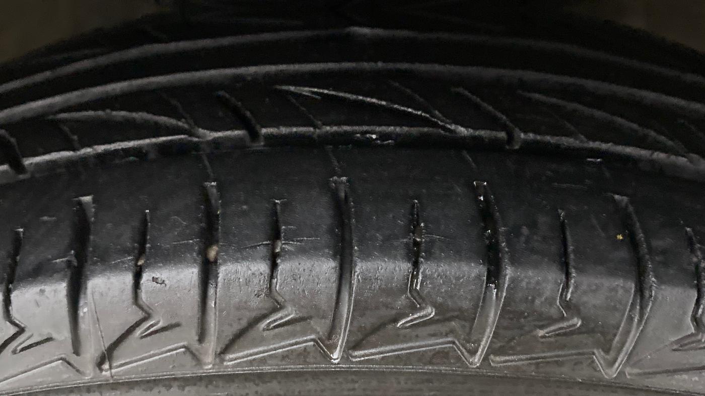 2011 Maruti Alto LXI, CNG, Manual, 80,369 km, Right Front Tyre Tread
