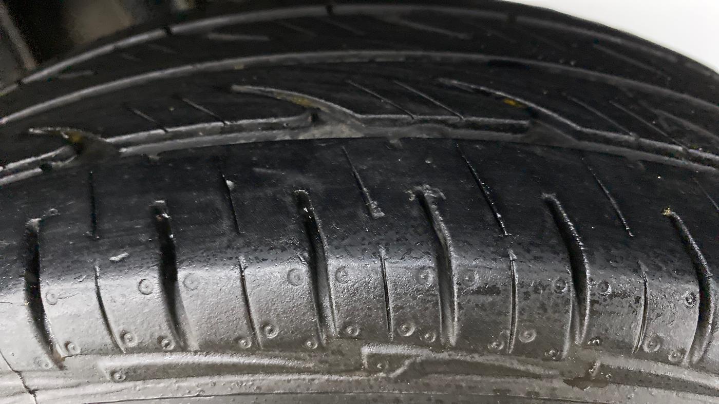 2011 Maruti Alto LXI, CNG, Manual, 80,369 km, Left Rear Tyre Tread