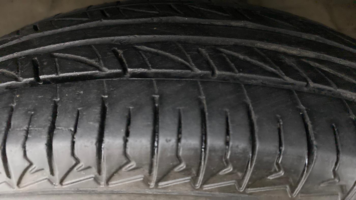 2011 Maruti Alto LXI, CNG, Manual, 80,369 km, Left Front Tyre Tread