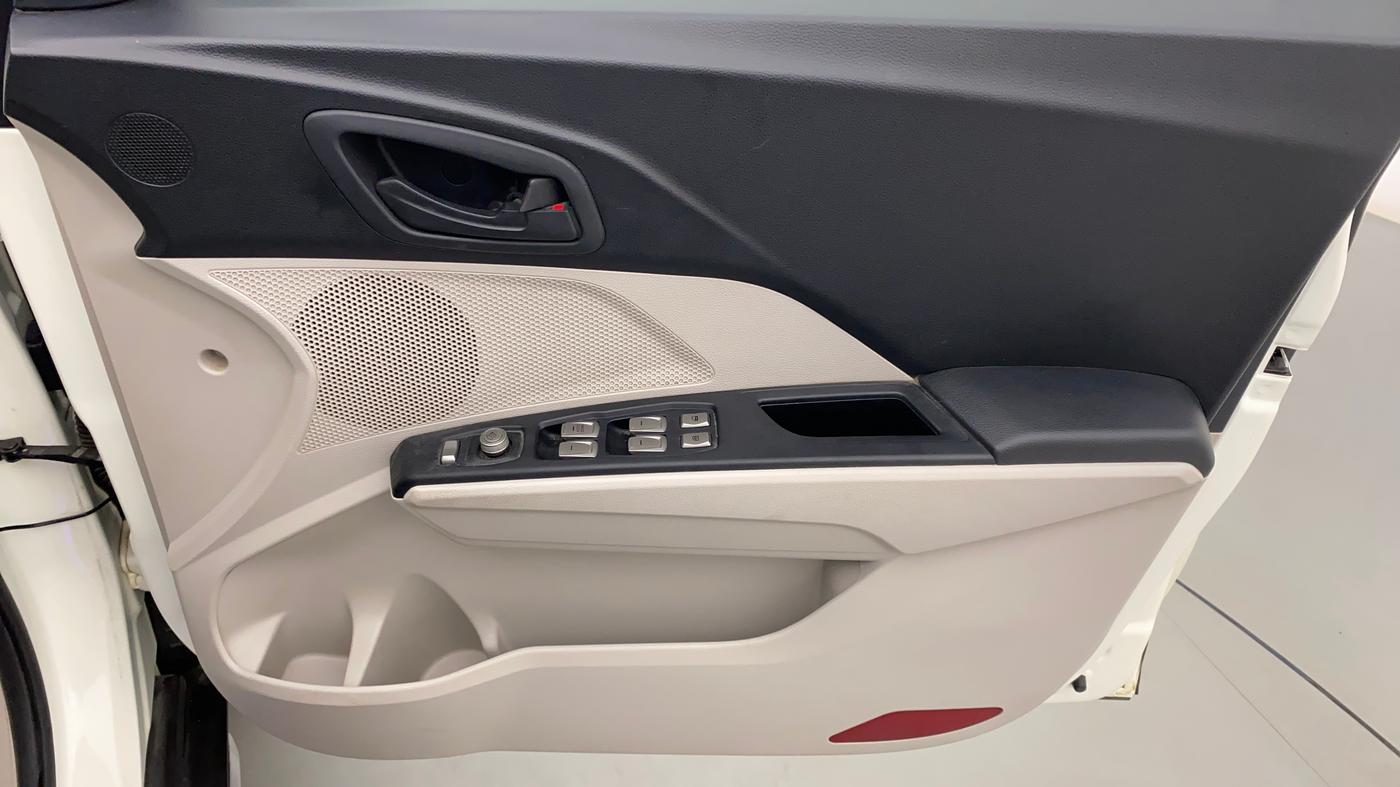 2020 Mahindra XUV300 W4 1.5 DIESEL, Diesel, Manual, 26,895 km, Driver Side Door Panels Control