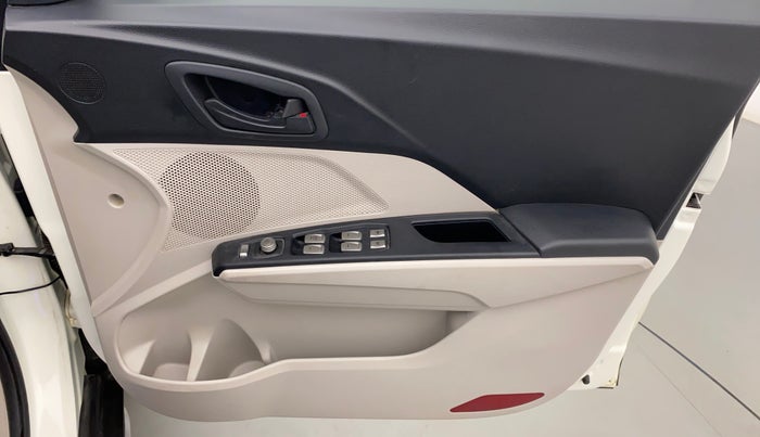2020 Mahindra XUV300 W4 1.5 DIESEL, Diesel, Manual, 26,895 km, Driver Side Door Panels Control