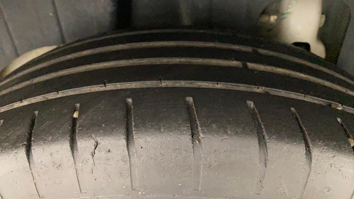2020 Mahindra XUV300 W4 1.5 DIESEL, Diesel, Manual, 26,895 km, Right Rear Tyre Tread