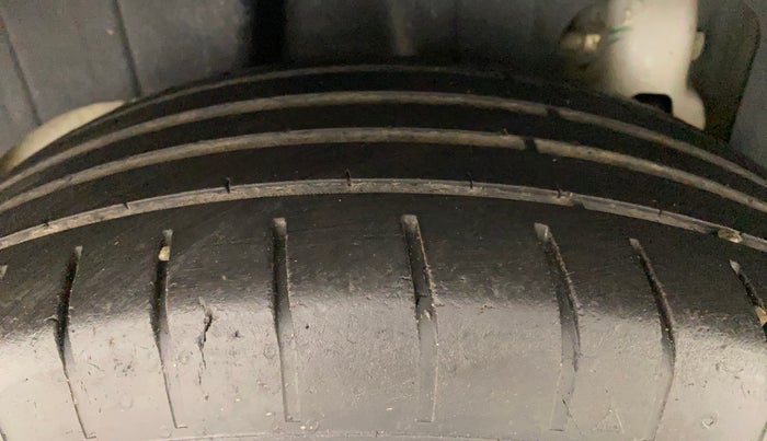 2020 Mahindra XUV300 W4 1.5 DIESEL, Diesel, Manual, 26,895 km, Right Rear Tyre Tread