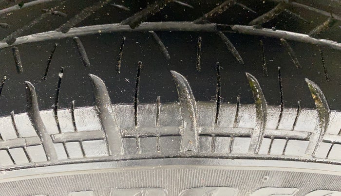 2020 Maruti Swift LXI, Petrol, Manual, 68,391 km, Left Front Tyre Tread