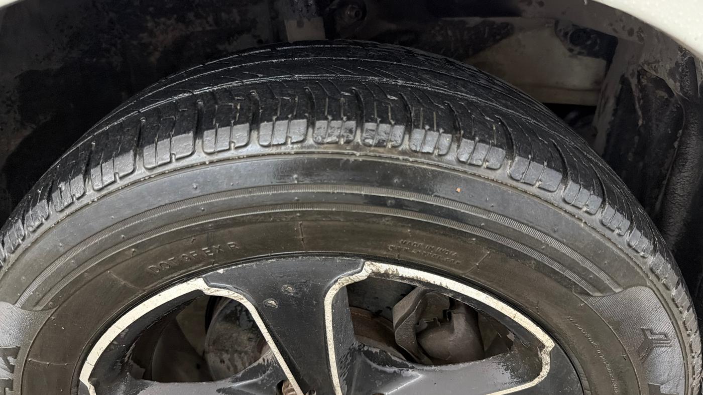 2017 Honda Amaze 1.2L I-VTEC S, Petrol, Manual, 1,18,842 km, Right Front Tyre Tread
