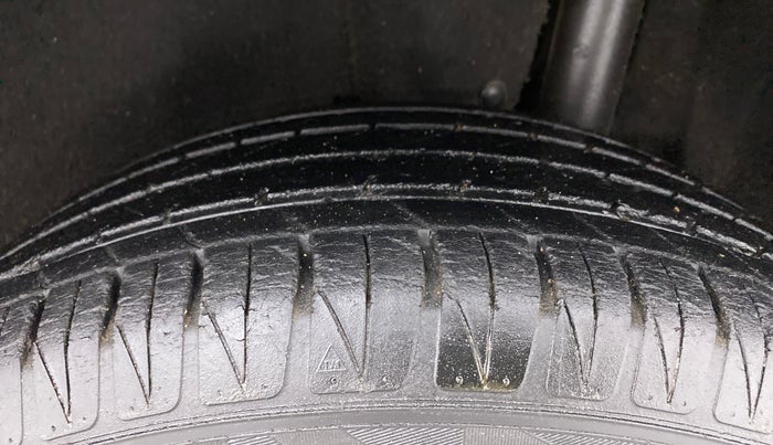 2016 Maruti Vitara Brezza ZDI, Diesel, Manual, 48,006 km, Left Rear Tyre Tread