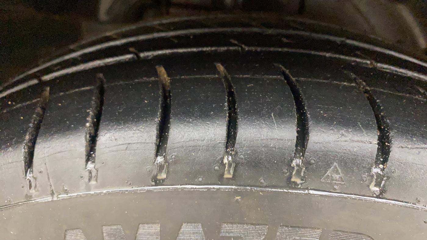 2015 Ford Figo Aspire TITANIUM 1.2 PETROL, Petrol, Manual, 1,07,151 km, Right Front Tyre Tread