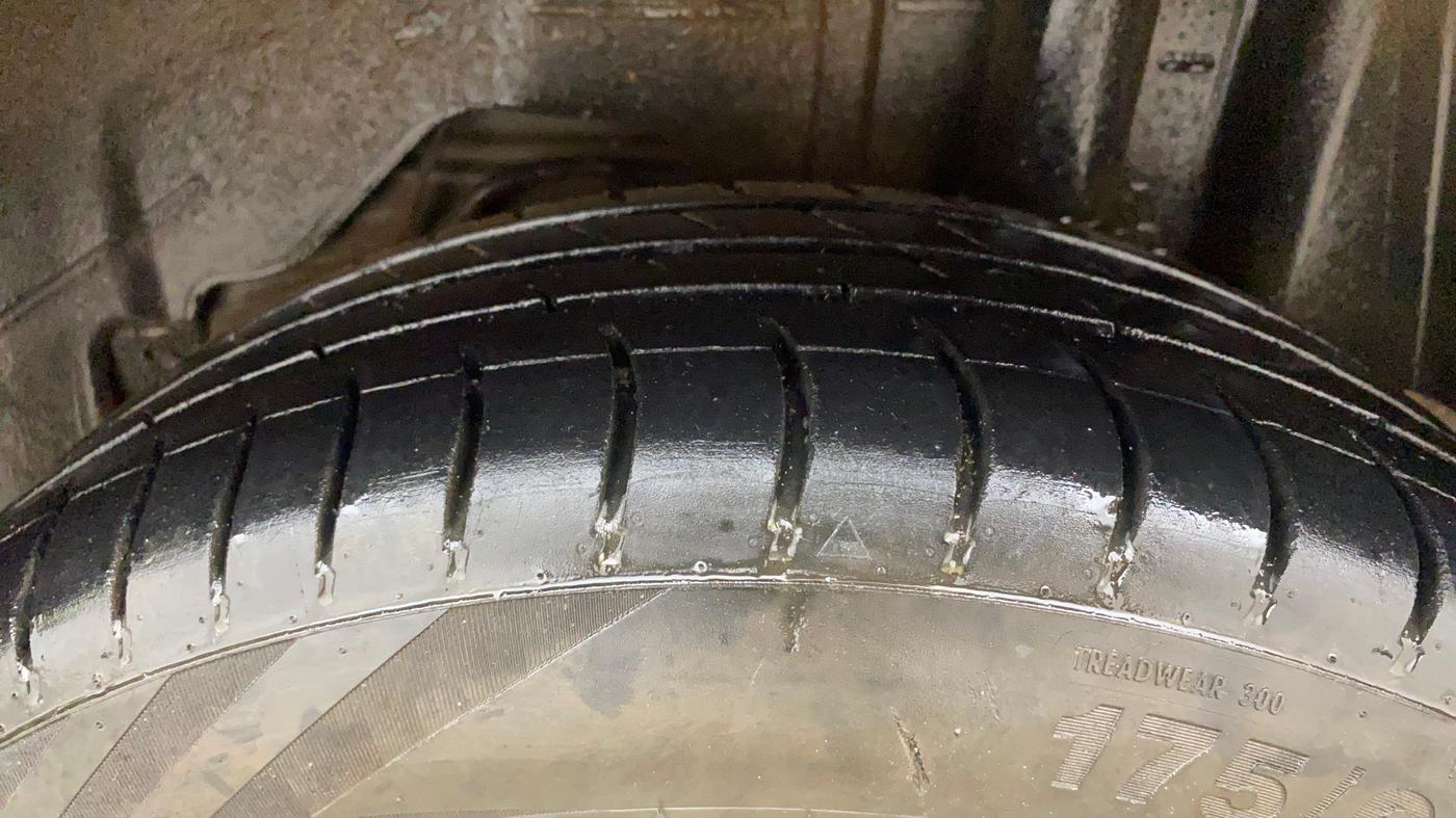 2015 Ford Figo Aspire TITANIUM 1.2 PETROL, Petrol, Manual, 1,07,151 km, Left Rear Tyre Tread