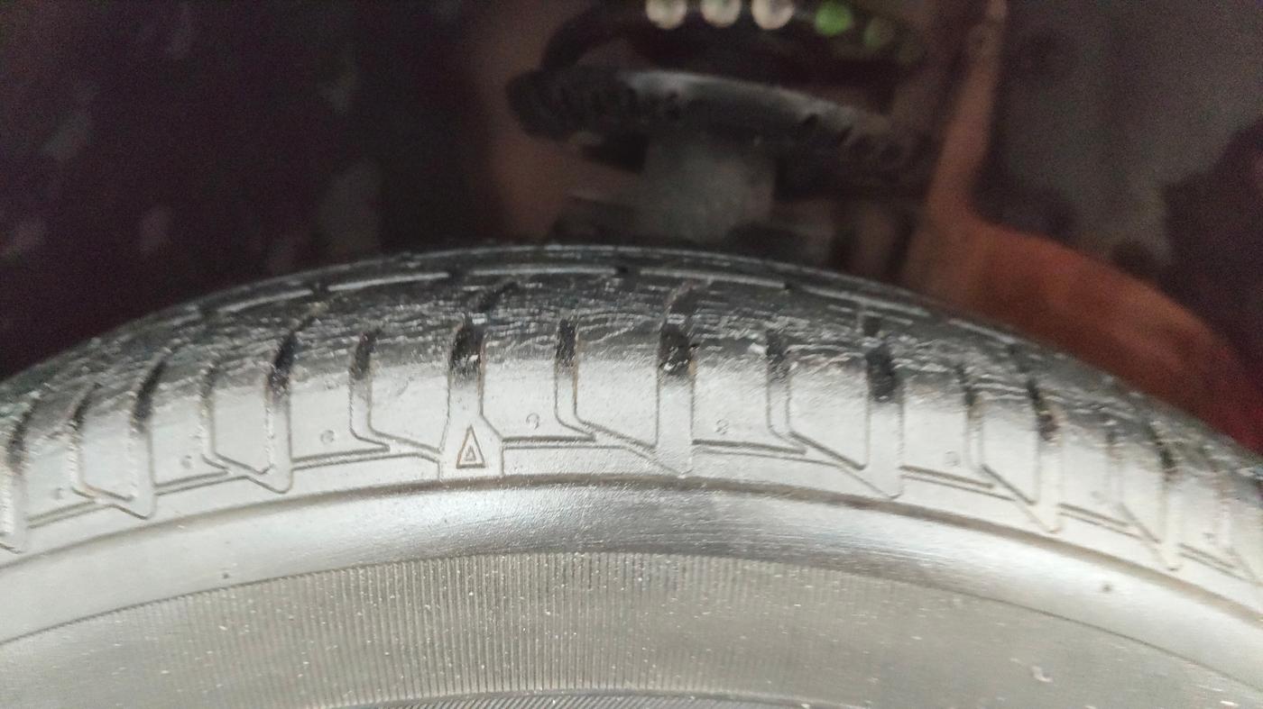 2016 Volkswagen Polo COMFORTLINE 1.2L, CNG, Manual, 97,913 km, Left Front Tyre Tread