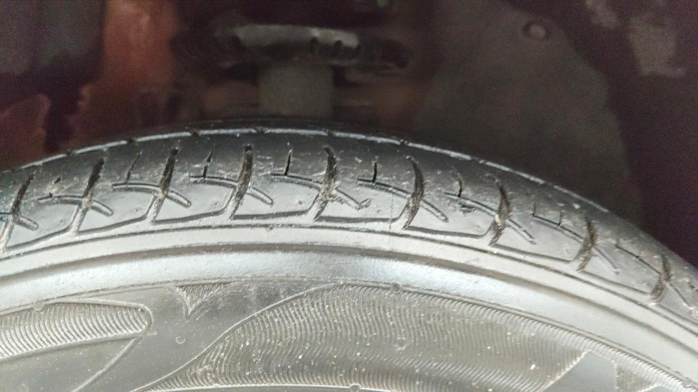 2016 Volkswagen Polo COMFORTLINE 1.2L, CNG, Manual, 97,913 km, Right Front Tyre Tread