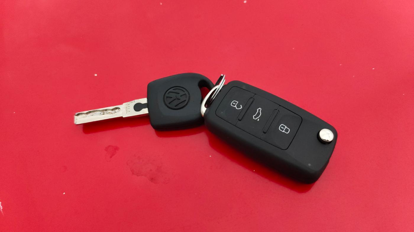 2016 Volkswagen Polo COMFORTLINE 1.2L, CNG, Manual, 97,913 km, Key Close Up