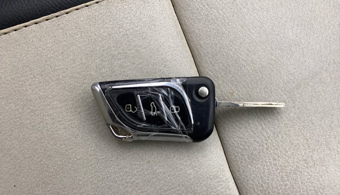 2013 Skoda Rapid ELEGANCE 1.6 TDI CR MT, Diesel, Manual, 1,46,490 km, Key Close Up