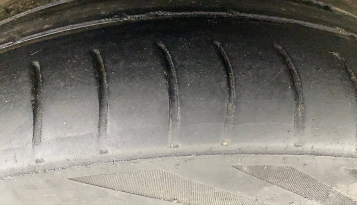 2013 Skoda Rapid ELEGANCE 1.6 TDI CR MT, Diesel, Manual, 1,46,490 km, Right Front Tyre Tread