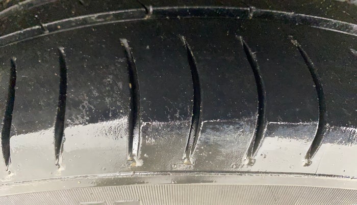 2013 Skoda Rapid ELEGANCE 1.6 TDI CR MT, Diesel, Manual, 1,46,490 km, Right Rear Tyre Tread