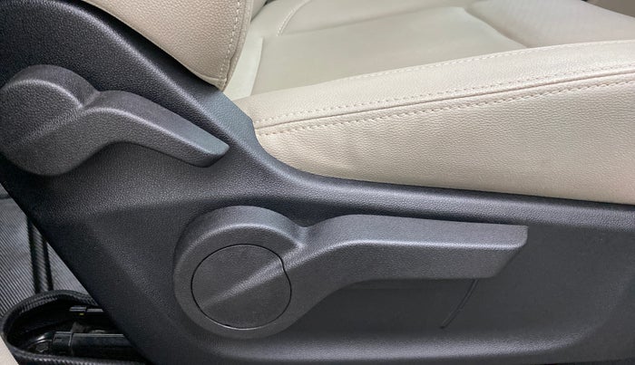 2018 Mahindra MARAZZO M8 7 STR, Diesel, Manual, 26,765 km, Driver Side Adjustment Panel