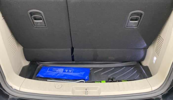 2018 Mahindra MARAZZO M8 7 STR, Diesel, Manual, 26,765 km, Boot Inside