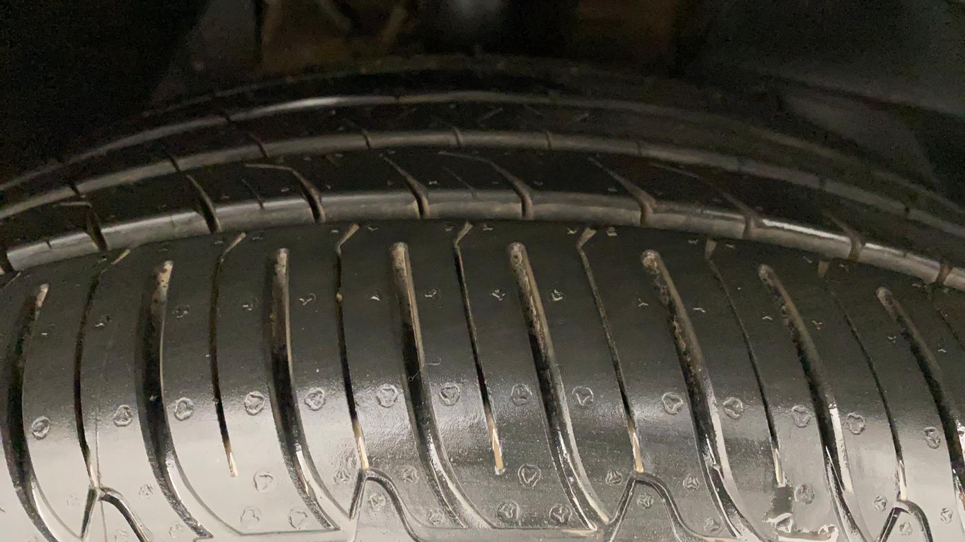 2020 Mahindra XUV500 W11(O), Diesel, Manual, 60,599 km, Right Front Tyre Tread