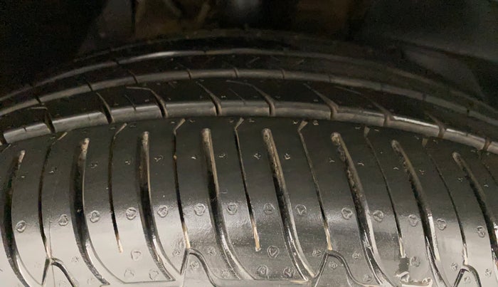 2020 Mahindra XUV500 W11(O), Diesel, Manual, 60,599 km, Right Front Tyre Tread