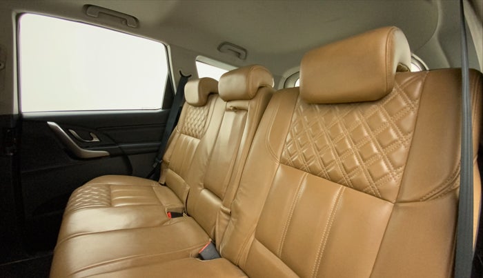 2020 Mahindra XUV500 W11(O), Diesel, Manual, 60,599 km, Right Side Rear Door Cabin