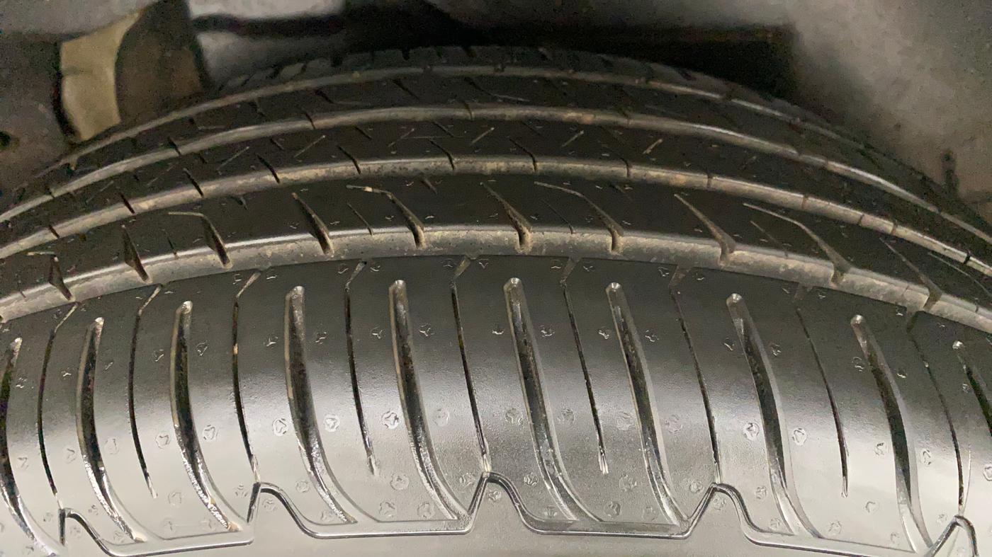2020 Mahindra XUV500 W11(O), Diesel, Manual, 60,599 km, Right Rear Tyre Tread