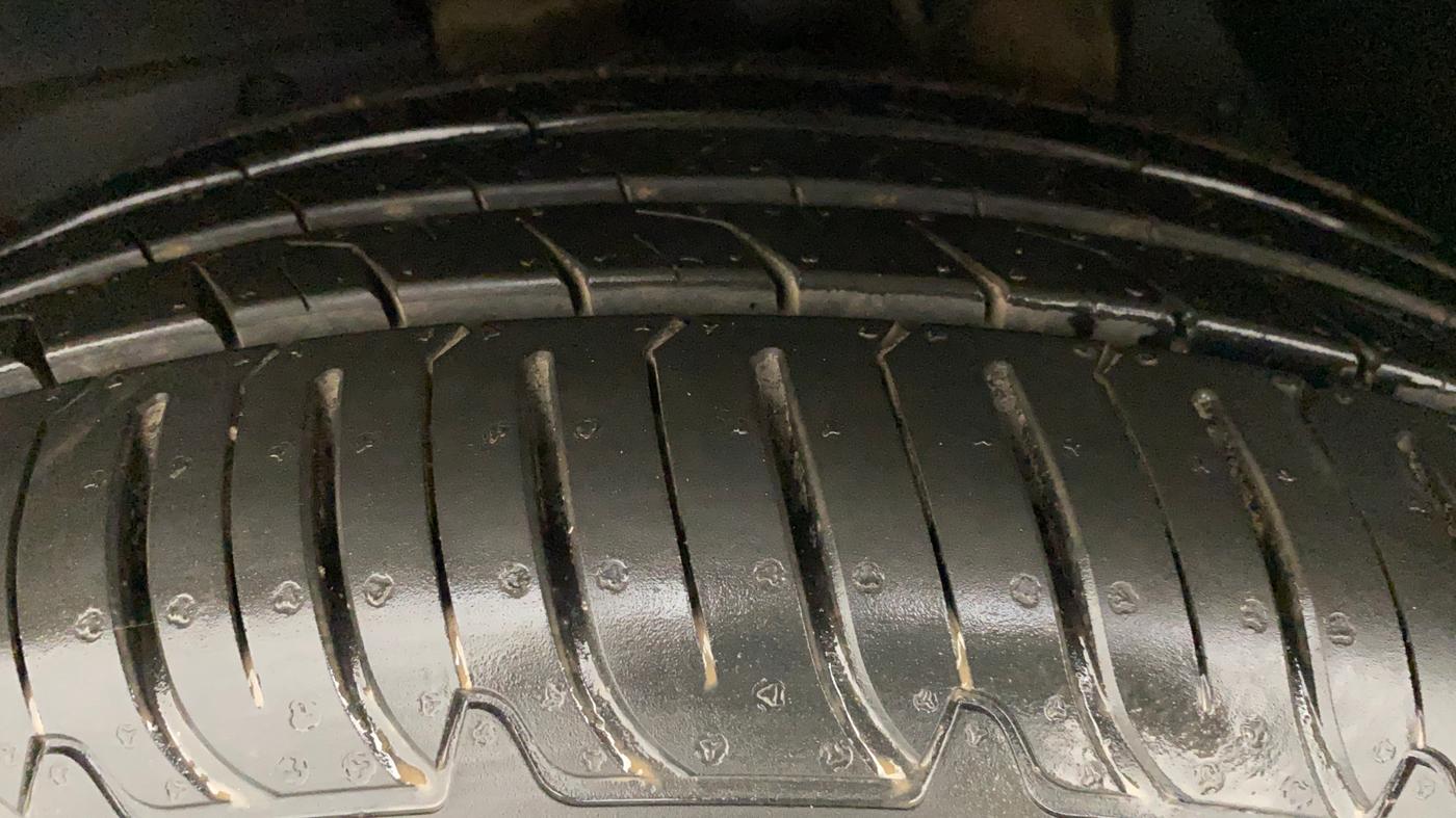 2020 Mahindra XUV500 W11(O), Diesel, Manual, 60,599 km, Left Front Tyre Tread