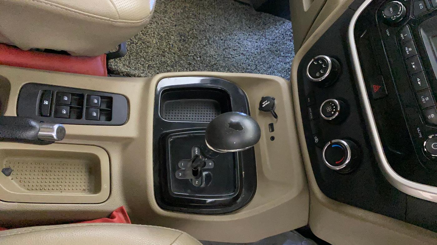 2015 Mahindra TUV300 T8 AMT, Diesel, Automatic, 69,797 km, Gear Lever