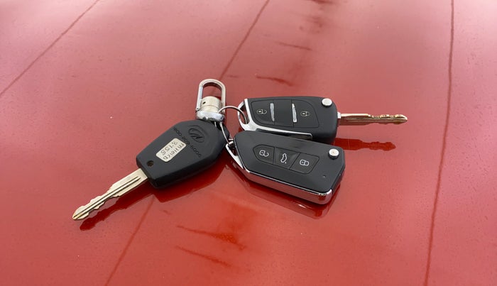 2015 Mahindra TUV300 T8 AMT, Diesel, Automatic, 69,797 km, Key Close Up