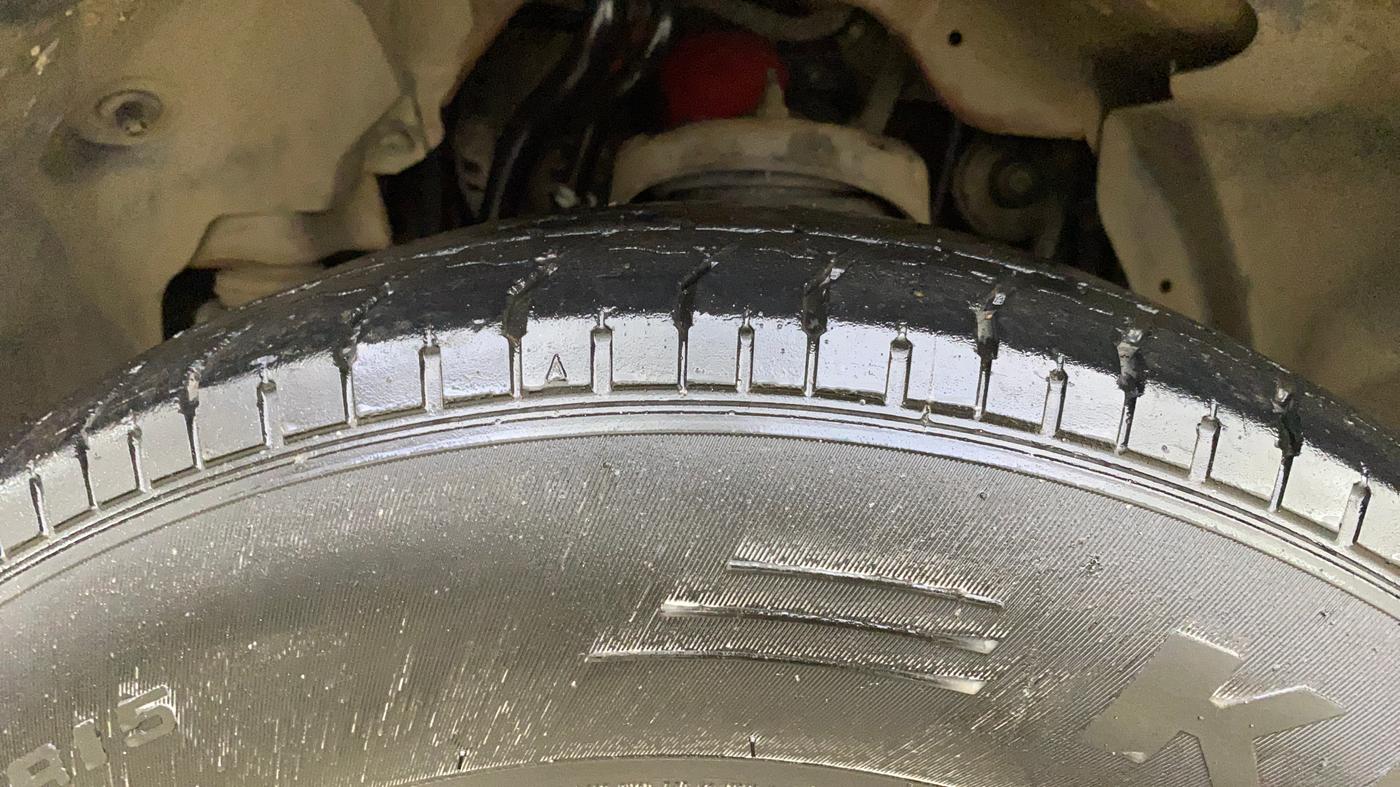 2015 Mahindra TUV300 T8 AMT, Diesel, Automatic, 69,797 km, Left Front Tyre Tread