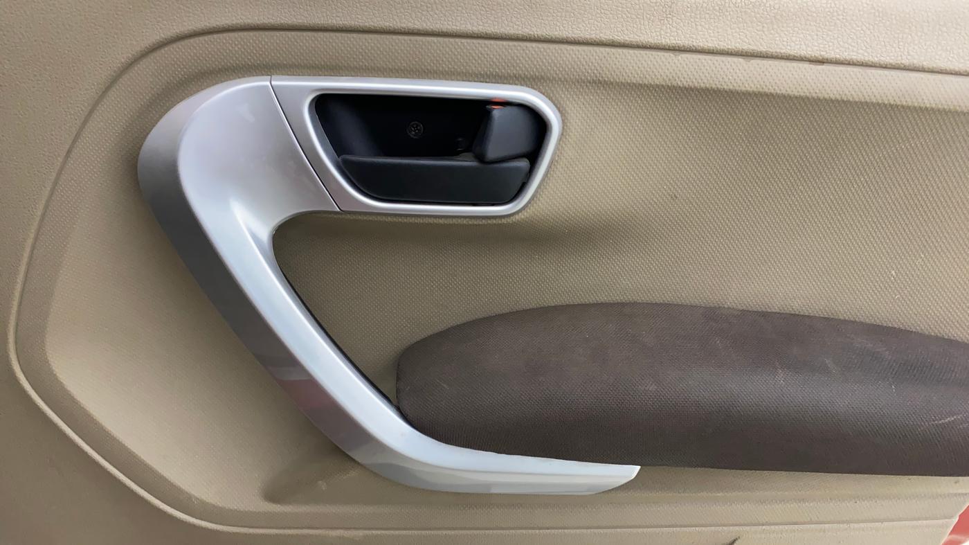 2015 Mahindra TUV300 T8 AMT, Diesel, Automatic, 69,797 km, Driver Side Door Panels Control
