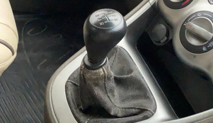 2011 Hyundai i10 MAGNA 1.2, Petrol, Manual, 70,367 km, Gear lever - Boot cover slightly torn