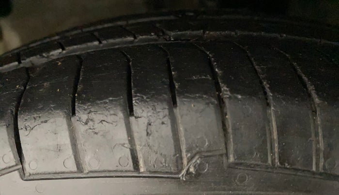 2011 Hyundai i10 MAGNA 1.2, Petrol, Manual, 70,367 km, Left Front Tyre Tread