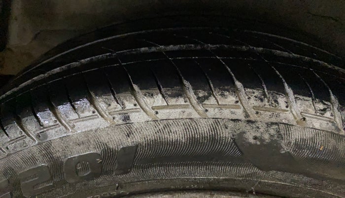 2015 Hyundai i10 MAGNA 1.1, CNG, Manual, 1,11,888 km, Right Rear Tyre Tread