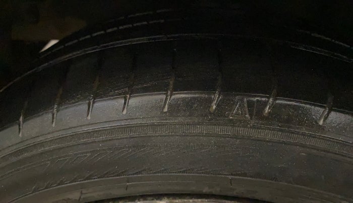 2015 Hyundai i10 MAGNA 1.1, CNG, Manual, 1,11,888 km, Left Front Tyre Tread