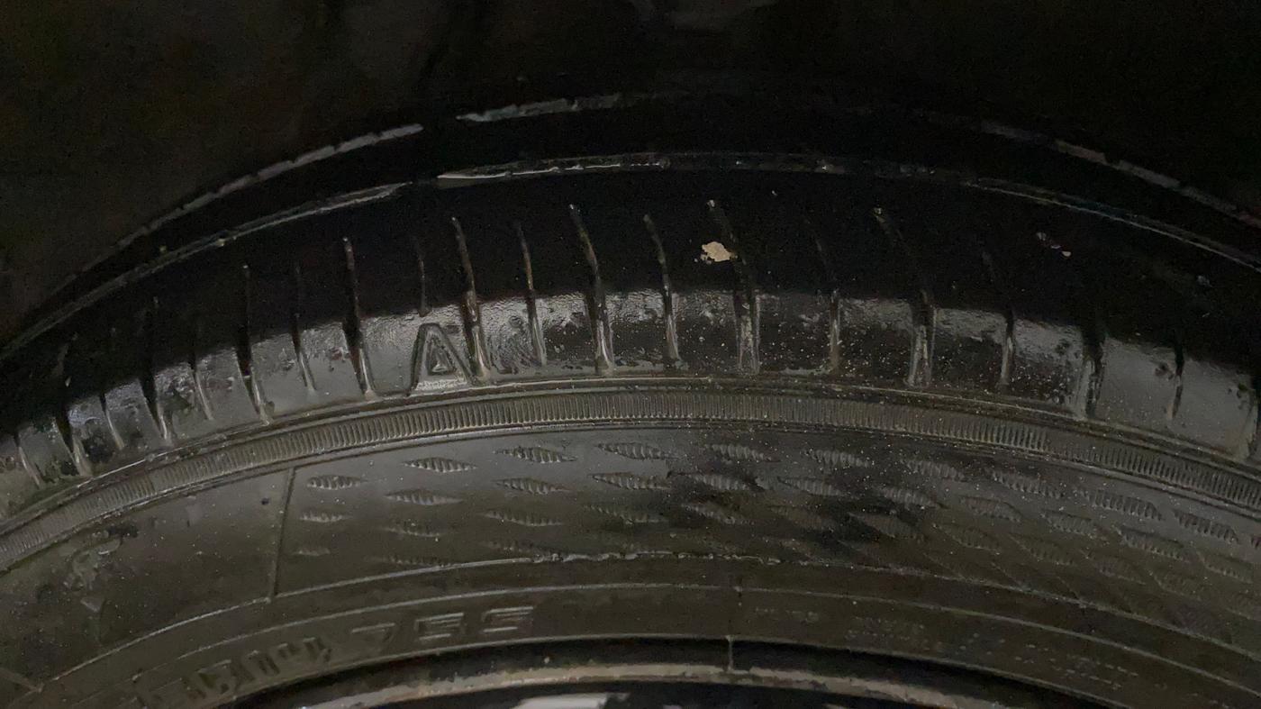 2015 Hyundai i10 MAGNA 1.1, CNG, Manual, 1,11,848 km, Right Front Tyre Tread