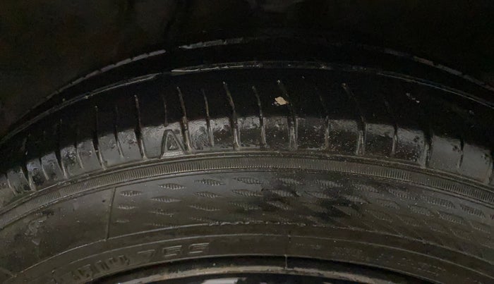 2015 Hyundai i10 MAGNA 1.1, CNG, Manual, 1,11,888 km, Right Front Tyre Tread