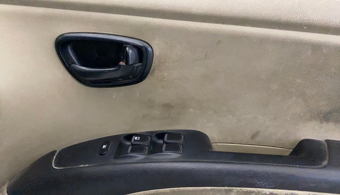 2015 Hyundai i10 MAGNA 1.1, CNG, Manual, 1,11,888 km, Driver Side Door Panels Control