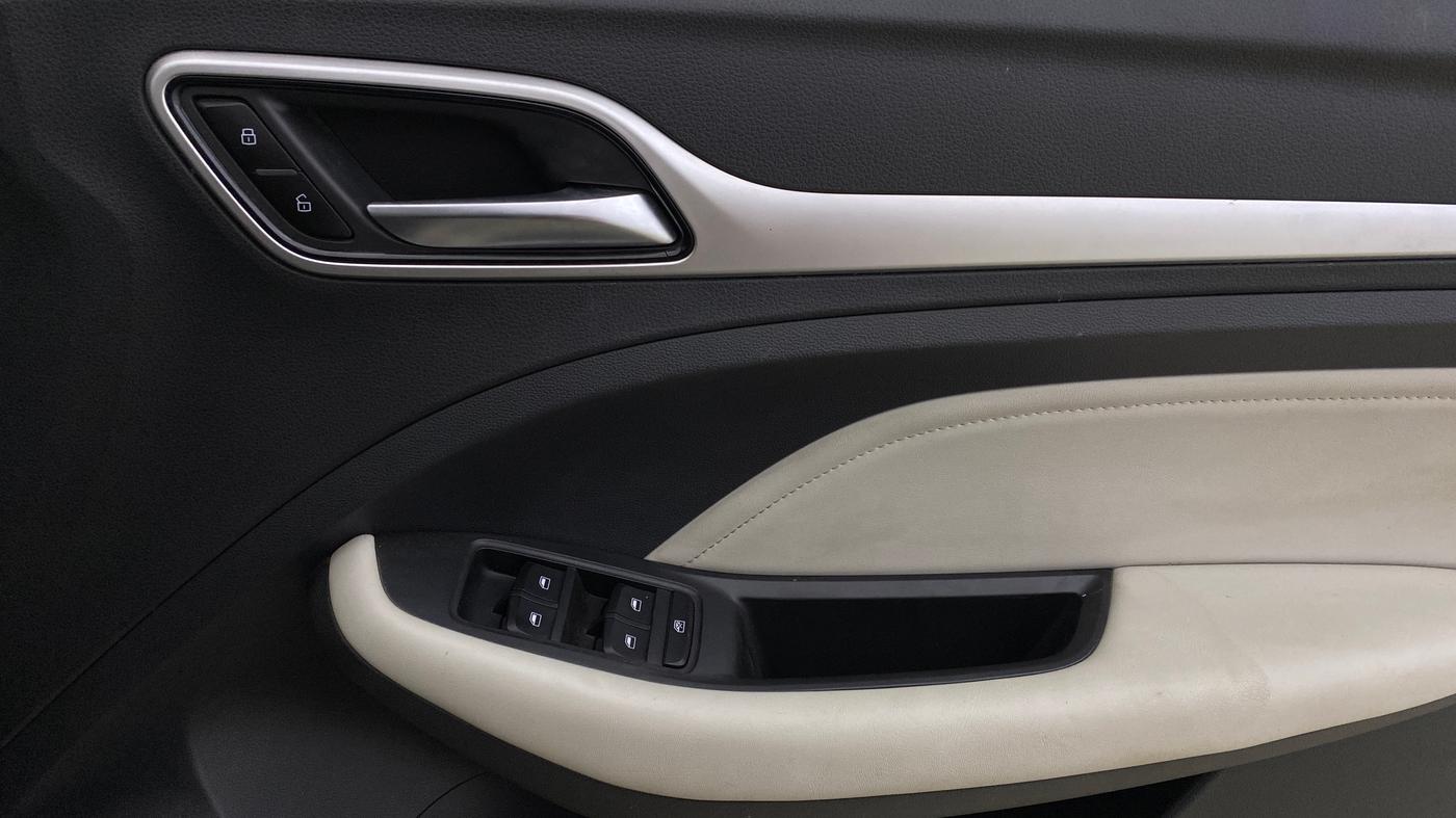 2023 MG ASTOR SHARP 1.5 CVT, Petrol, Automatic, 10,596 km, Driver Side Door Panels Control