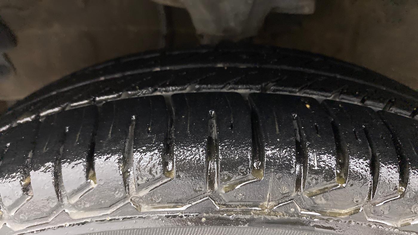 2013 Hyundai i10 MAGNA 1.1, CNG, Manual, 36,586 km, Left Front Tyre Tread