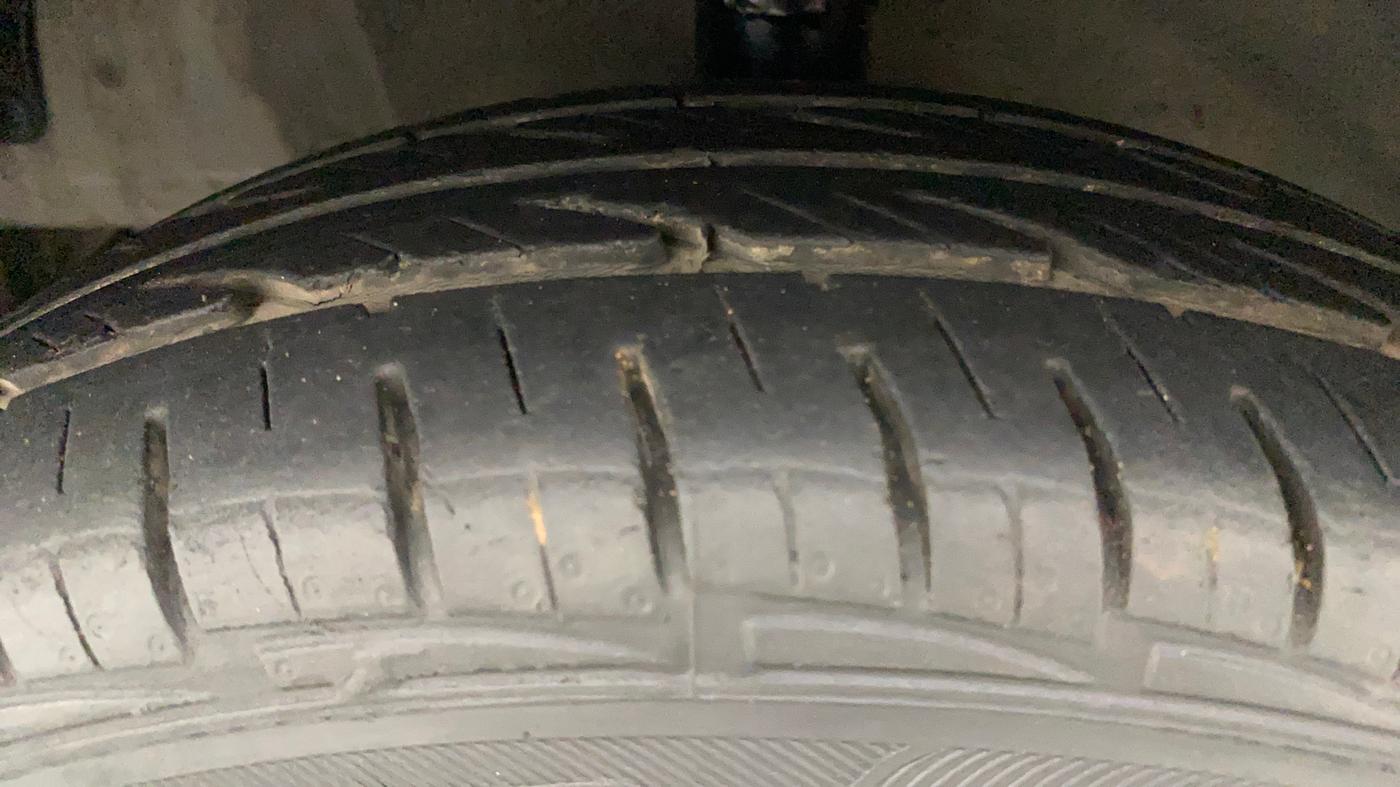 2015 Hyundai Eon ERA +, Petrol, Manual, 33,419 km, Left Front Tyre Tread