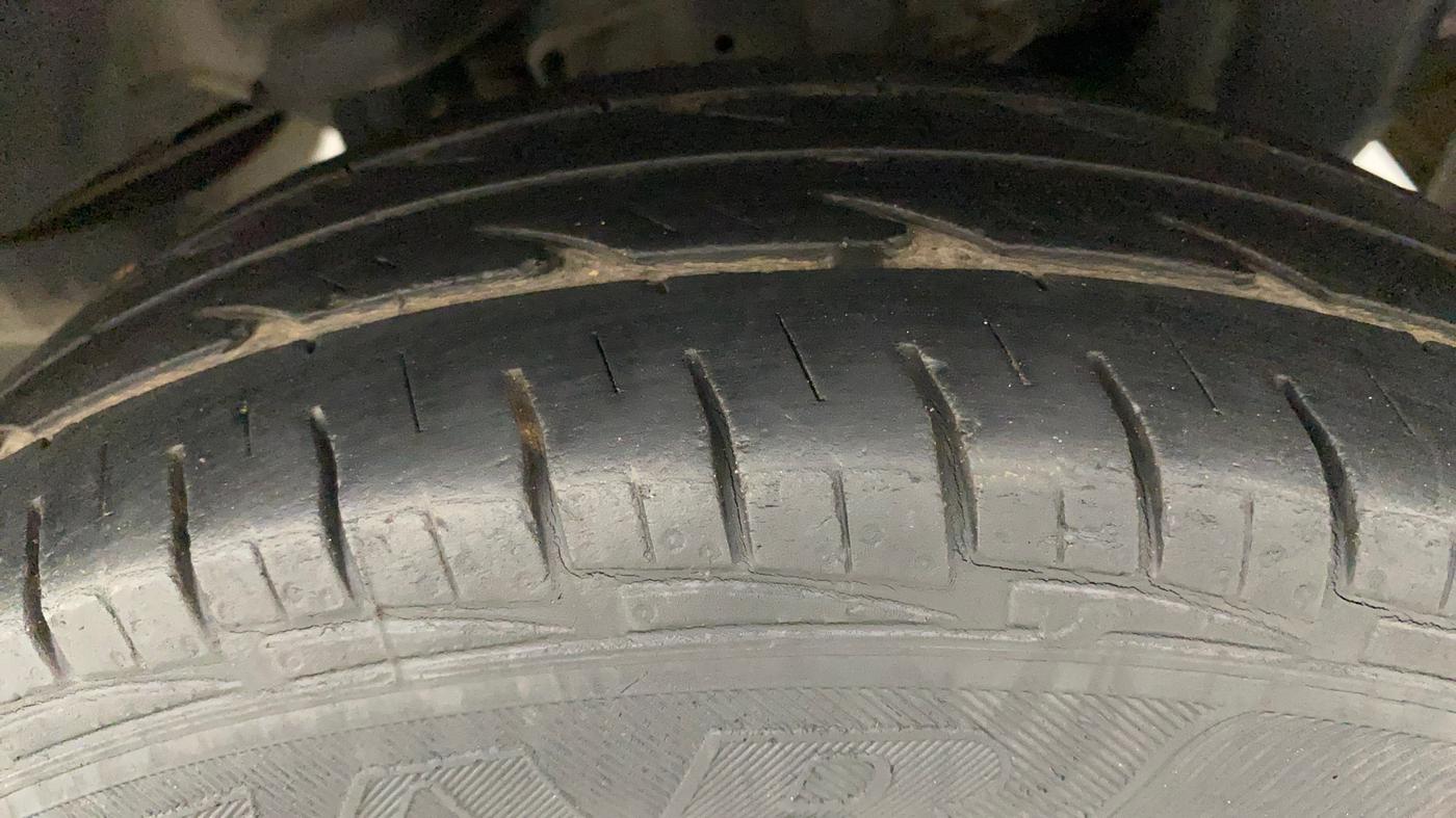 2015 Hyundai Eon ERA +, Petrol, Manual, 33,419 km, Left Rear Tyre Tread