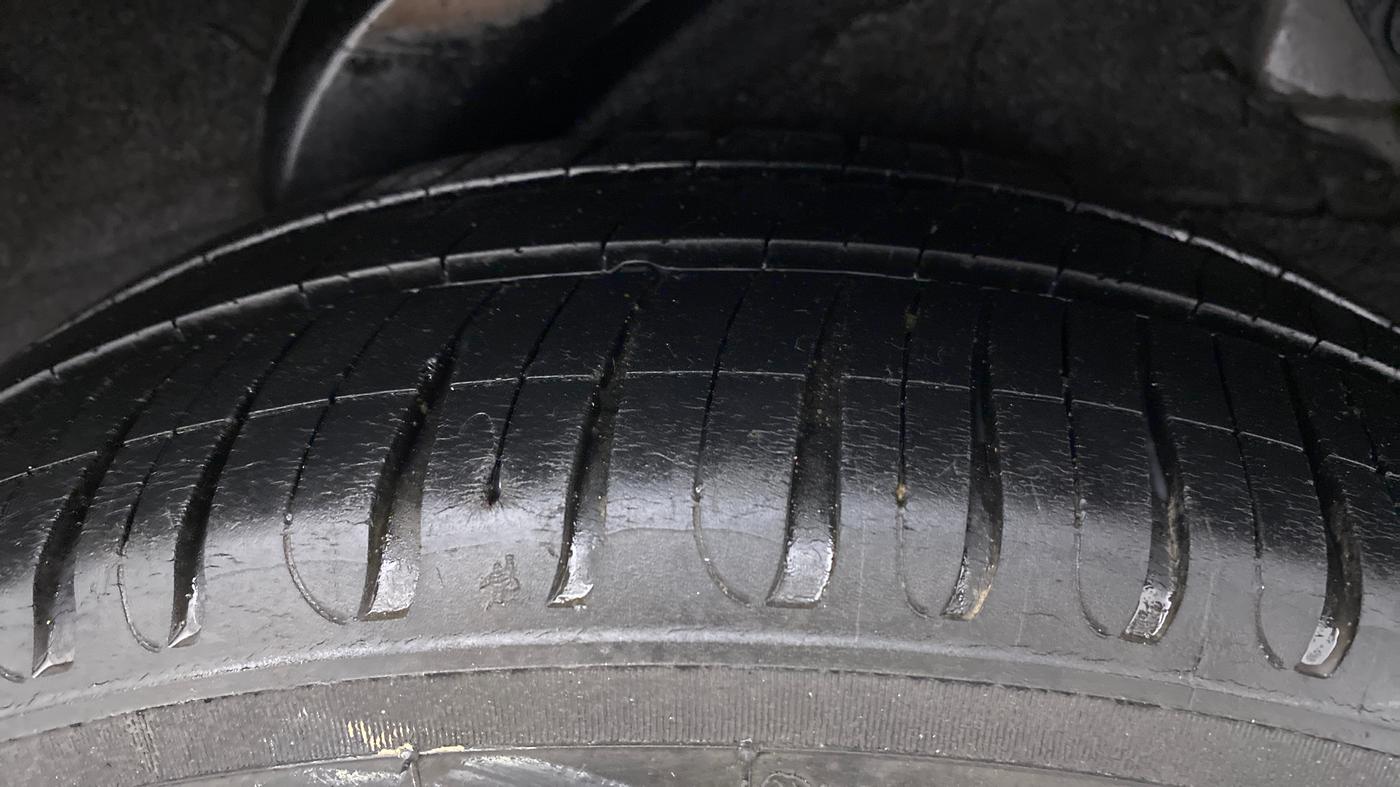 2011 Hyundai i20 MAGNA O 1.2, CNG, Manual, 86,504 km, Left Rear Tyre Tread